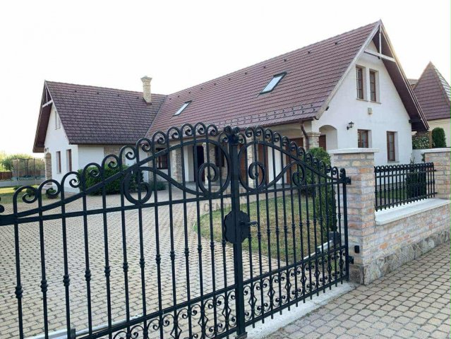 Eladó családi ház, Pápán 135 M Ft, 6 szobás