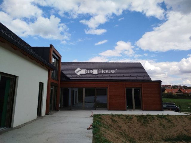 Eladó családi ház, Sukorón 269 M Ft, 7 szobás