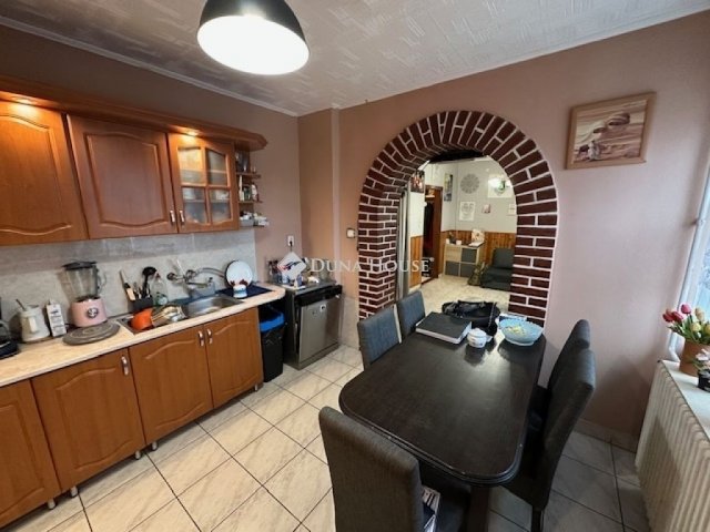 Eladó családi ház, Sárbogárdon 59.9 M Ft, 6 szobás