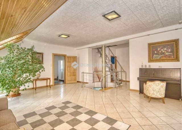 Eladó családi ház, Törökbálinton 365 M Ft, 9 szobás