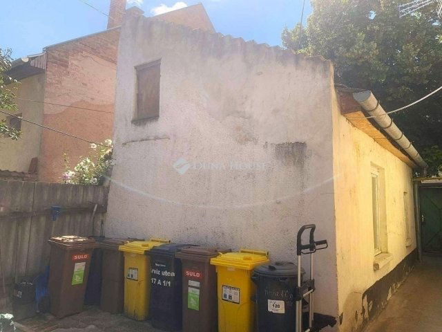 Eladó családi ház, Szegeden 34.9 M Ft, 1 szobás