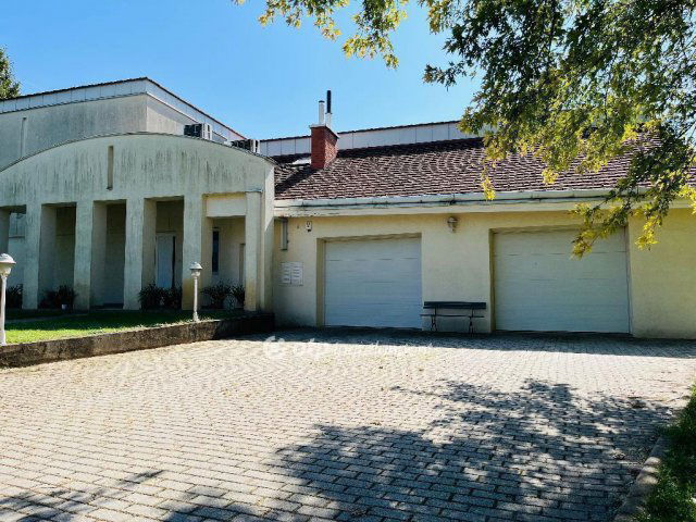 Eladó családi ház, Debrecenben 600 M Ft, 5 szobás