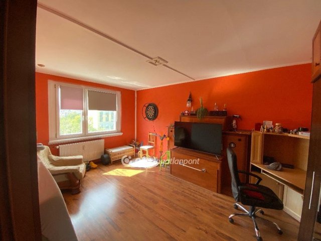 Eladó panellakás, Ajkán 31.5 M Ft, 1+1 szobás