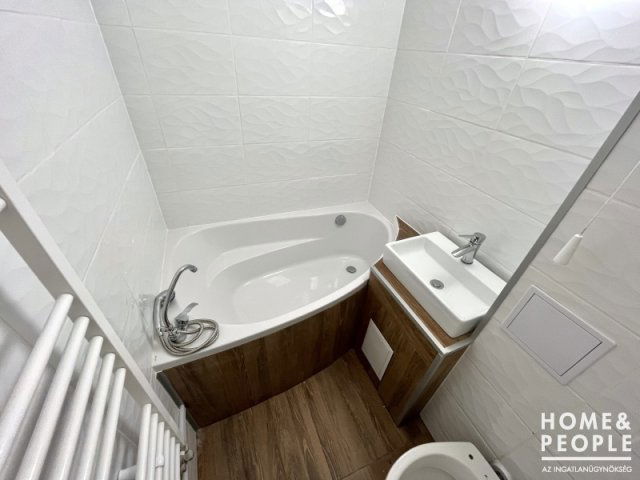 Eladó téglalakás, Szegeden 64.999 M Ft, 4 szobás