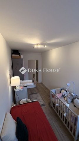 Eladó panellakás, Pécsett 59.9 M Ft, 3 szobás