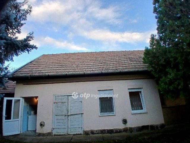 Eladó családi ház, Karácsondon 23.5 M Ft, 4 szobás