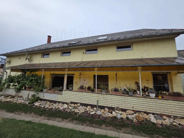 Eladó családi ház, Balatonbogláron 129.9 M Ft, 11 szobás