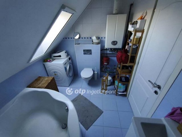 Eladó családi ház, Martonvásáron 94.9 M Ft, 2+1 szobás