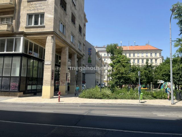 Eladó üzlethelyiség, V. kerületben, József Attila utcában