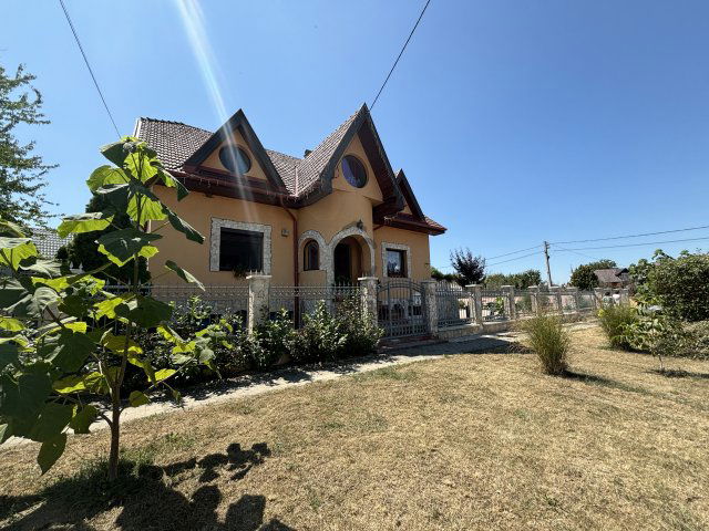 Eladó családi ház, Versegen 78.5 M Ft, 7 szobás
