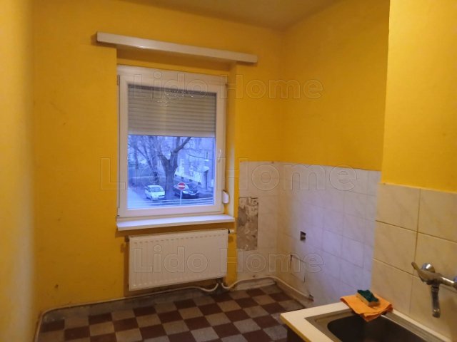 Eladó téglalakás, Oroszlányban 26 M Ft, 2 szobás