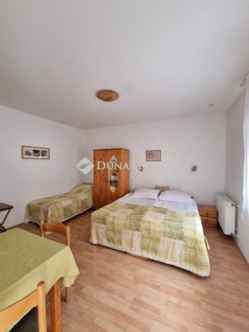 Eladó családi ház, Pécsett 269 M Ft, 12 szobás
