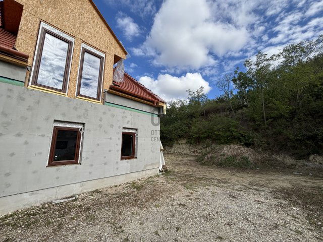 Eladó családi ház, Vértesacsán 137.5 M Ft, 9 szobás
