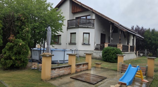 Eladó családi ház, Táton 135 M Ft, 5 szobás