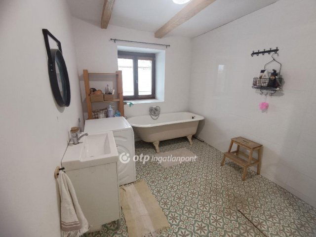 Eladó családi ház, Sukorón 104.9 M Ft, 3+1 szobás