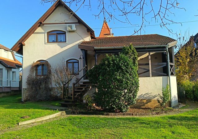 Eladó családi ház, Balatonbogláron 149.9 M Ft, 7 szobás