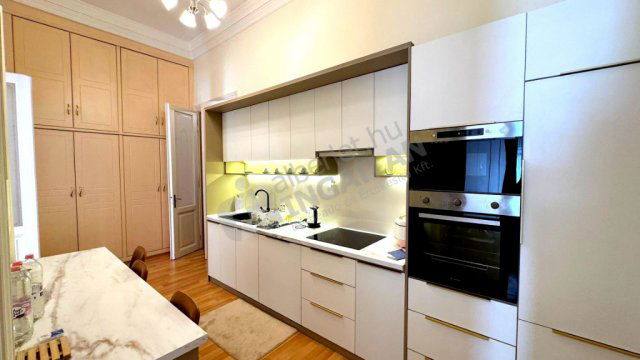 Eladó téglalakás, Budapesten, VII. kerületben, Rákóczi úton