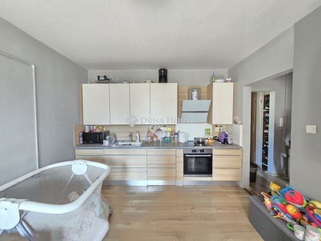 Eladó panellakás, Pécsett 57.9 M Ft, 3+1 szobás