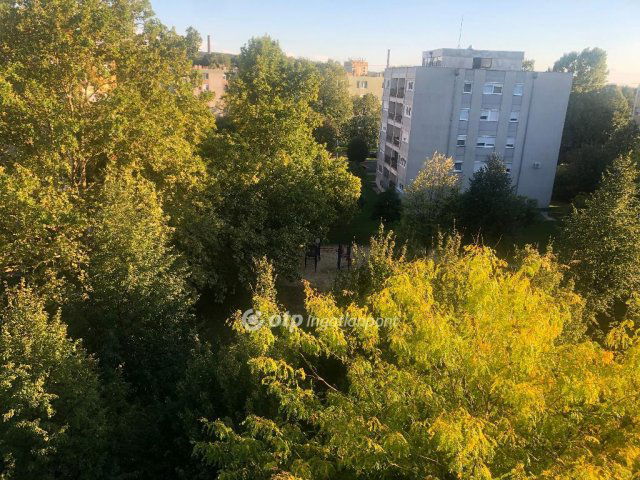 Eladó panellakás, Ajkán 57.6 M Ft, 3+1 szobás