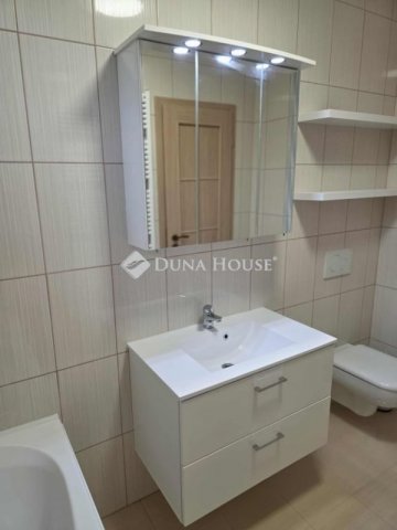 Eladó családi ház, Szekszárdon 99.999 M Ft, 3 szobás