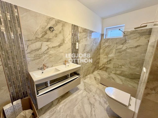 Eladó téglalakás, Cegléden 108.6 M Ft, 3 szobás