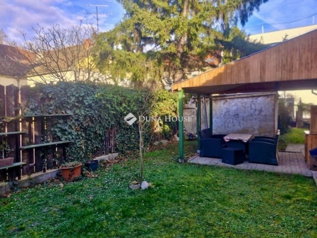 Eladó családi ház, Pécsett 105 M Ft, 7 szobás