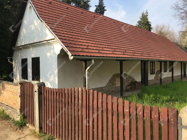 Eladó családi ház, Tatán 195 M Ft, 2 szobás