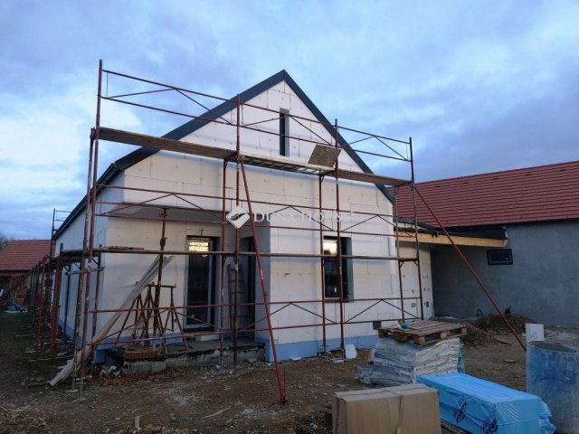 Eladó ikerház, Nagycenken 89.5 M Ft, 4 szobás