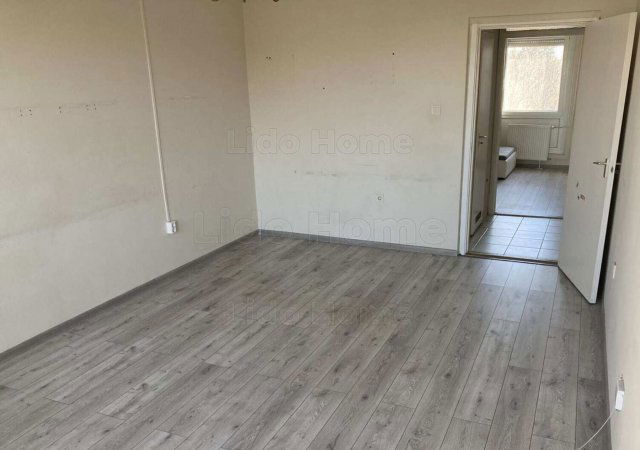 Eladó panellakás, Siófokon 47.5 M Ft, 7 szobás