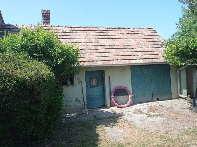 Eladó családi ház, Szákszenden 30 M Ft, 2 szobás