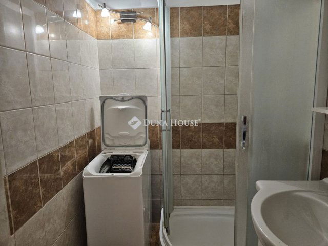 Kiadó panellakás, albérlet, Pécsett 200 E Ft / hó, 2 szobás