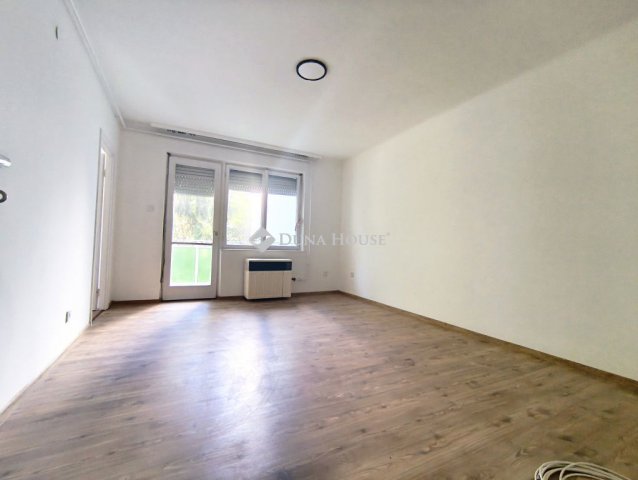 Eladó téglalakás, Dombóváron 29.5 M Ft, 3 szobás