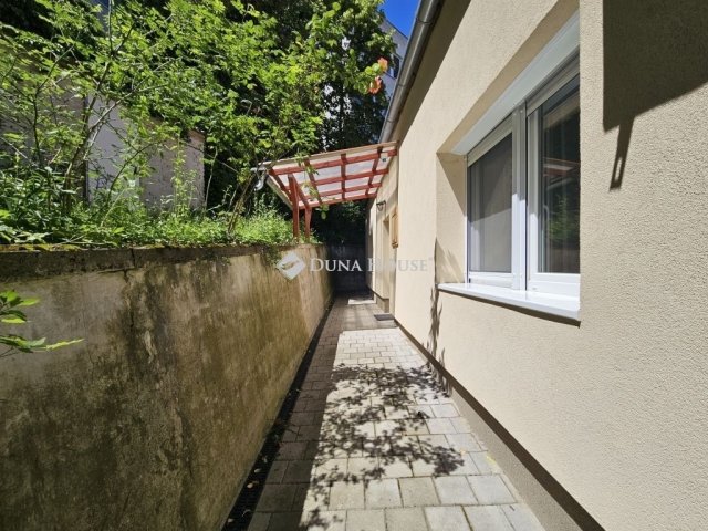 Eladó téglalakás, Veszprémben 49.5 M Ft, 1 szobás