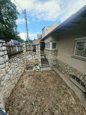 Eladó családi ház, Pécsett 145 M Ft, 6 szobás