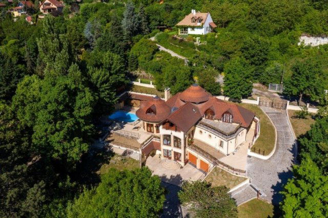 Eladó családi ház, Szentendrén 390 M Ft, 7 szobás