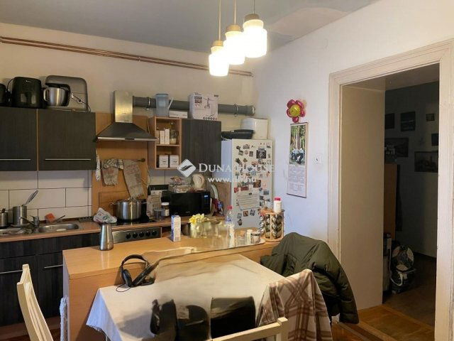 Eladó családi ház, Esztergomban 198.499 M Ft, 8 szobás