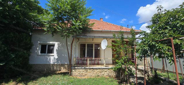 Eladó családi ház, Kunszentmártonban 23.5 M Ft, 3 szobás