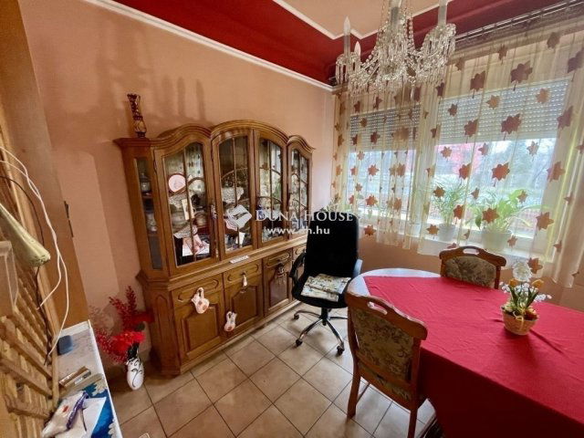 Eladó családi ház, Alsónémediben 450 M Ft, 10 szobás