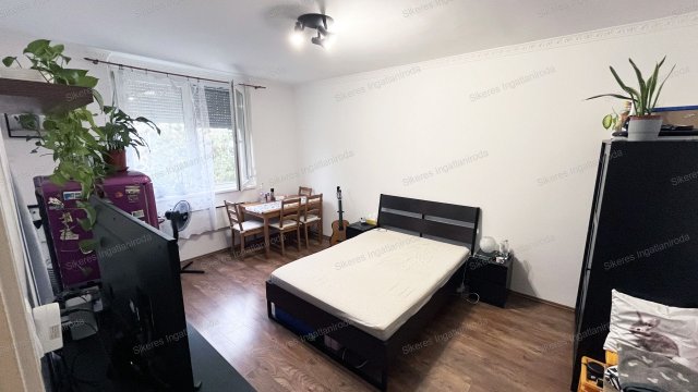 Eladó téglalakás, Komáromban 32 M Ft, 1 szobás