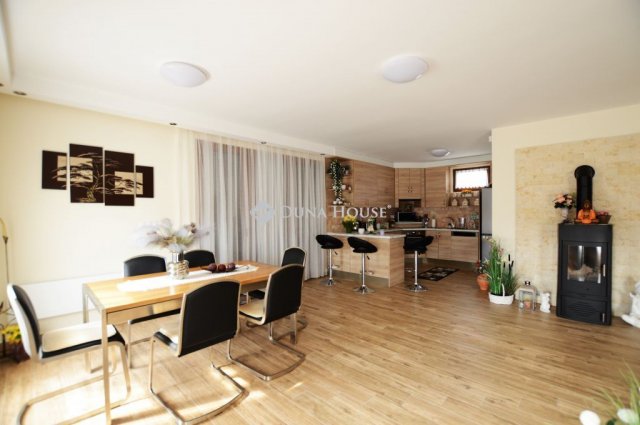 Eladó családi ház, Márkón 146 M Ft, 4 szobás