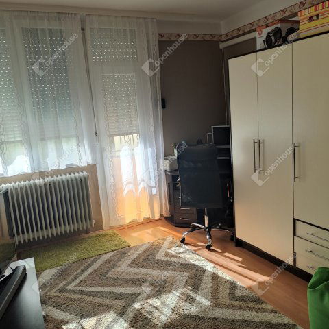 Eladó panellakás, Pápán 23.9 M Ft, 2 szobás