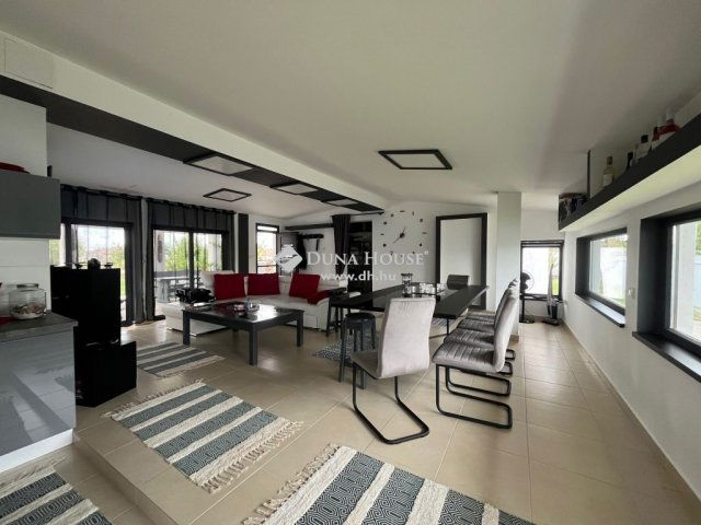 Eladó ipari ingatlan, Szentlőrinckátán 89.54 M Ft