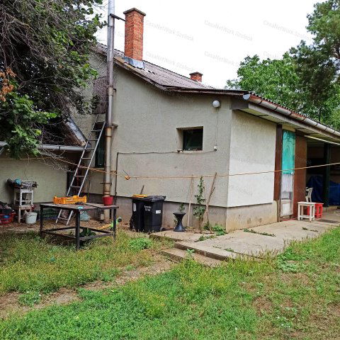 Eladó családi ház, Szolnokon 18 M Ft, 2 szobás