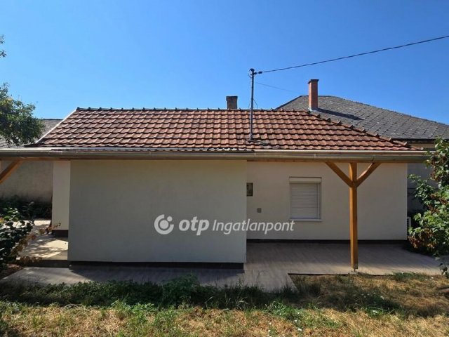 Eladó családi ház, Újcsanáloson 16.95 M Ft, 1 szobás