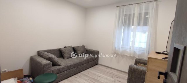 Eladó családi ház, Pápán 180 M Ft, 5+2 szobás