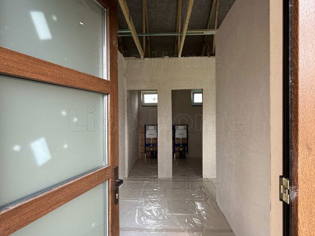 Eladó családi ház, Balatonszabadiban 84.9 M Ft, 10 szobás