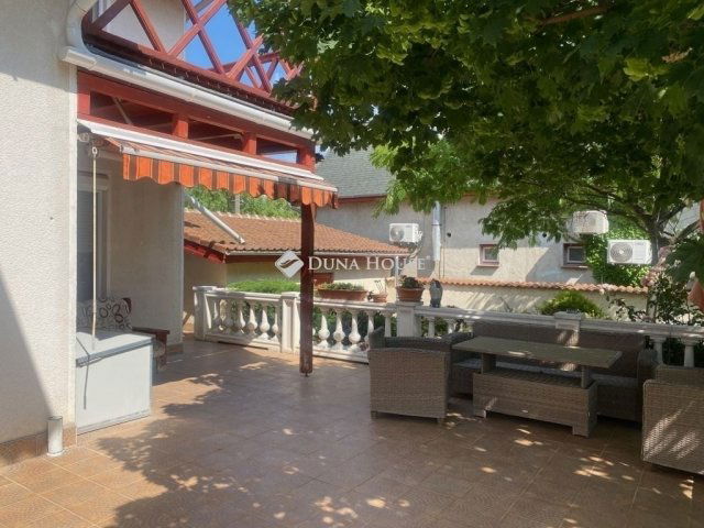 Eladó családi ház, Taksonyon 349 M Ft, 9 szobás