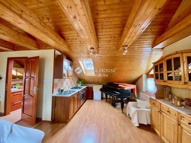 Eladó családi ház, Pécsett 250 M Ft, 9 szobás