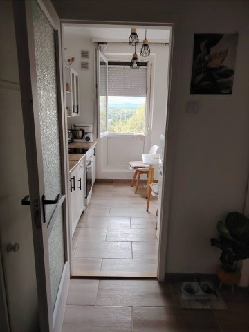 Eladó panellakás, Komlón, Alkotmány utcában 26.3 M Ft