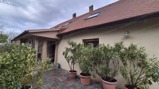 Eladó családi ház, Pannonhalmán 159 M Ft, 5 szobás